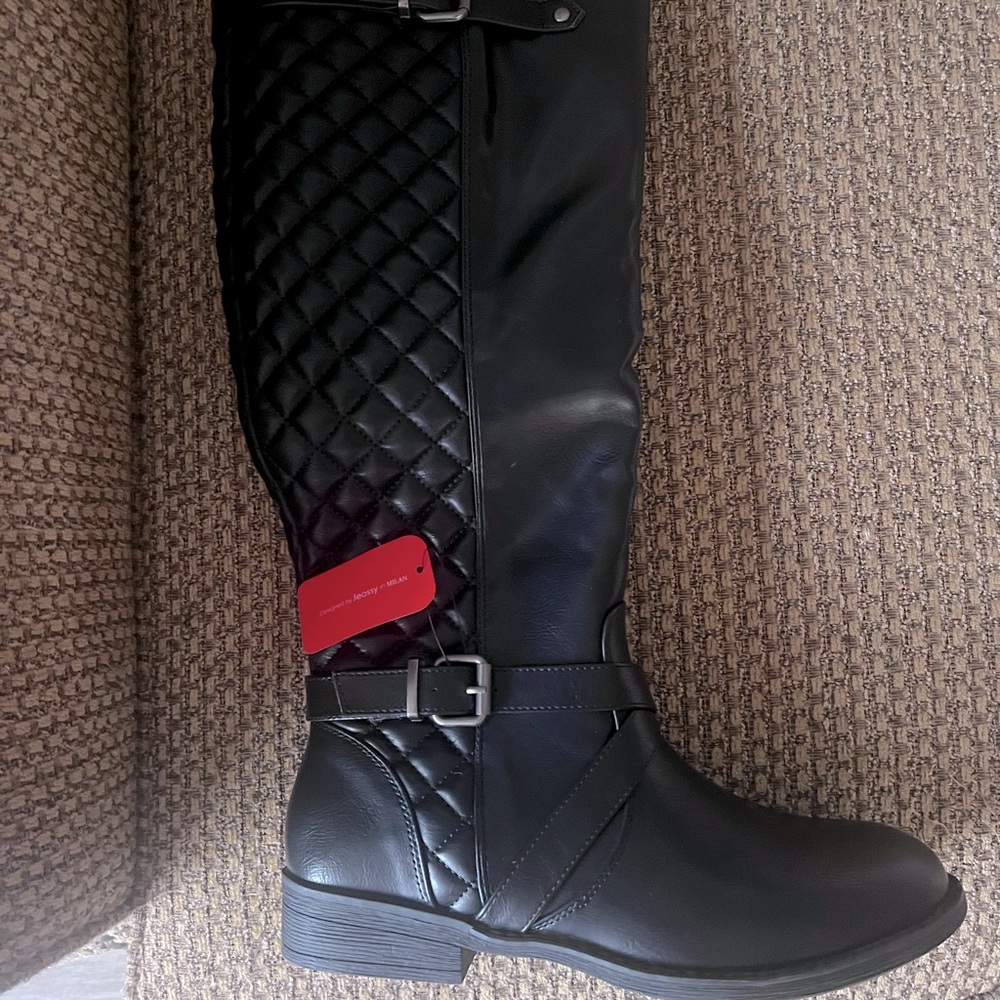 Women’s boots .Still in box. Size 9 fits like 8.5